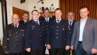 Bild: sl
Der neue stellvertretende Kommandant Wolfgang Gollwitzer (Dritter von links) mit dem wiedergewählten Kommandanten Hermann Federl (Dritter von rechts) mit KBI Martin Weig, KBM Christian Demleitner, Vorsitzender Tobias Stangl, ausgeschiedener Vize Albert Stangl und Bürgermeister Anton Kappl (von links)