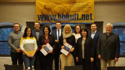 Bild: eib
Nur im Team waren die Aufgaben und das Programm des CeBB im Jahr 2018 zu schaffen. Trägervereinsvorsitzende Irene Träxler (Mitte) freute sich mit (von rechts) Rudolf Ebneth, Vorstand der Kulturstiftung Bavaria Bohemia, Praktikant Daniel Žemla, Bürgermeisterin Birgit Höcherl, Praktikantin Eva Koraberná, Landrat und Kuratoriumsvorsitzenden Thomas Ebeling, CeBB-Leiterin Veronika Hofinger und den CeBB-Mitarbeitern David Vereš, Tereza Pechová und Sebastian Lesák über die gute Bilanz 2018.