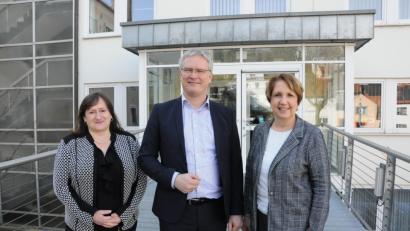 Bild: exb/Andre Stephan-Park
Die beiden SPD-Abgeordneten Marianne Schieder und Annette Karl informierten sich beim Leiter der Agentur für Arbeit Schwandorf, Markus Nitsch, über die Situation in der Region.