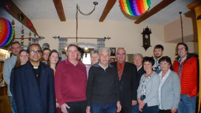 Bild: enz
Zum 80. Geburtstag gratulierten Adolf Steinecker (Bildmitte) die Töchter Rita Schedl und Silvia Schach (links dahinter), Bürgermeister Klaus Meyer, der Seniorenbeauftragte Franz Danhauser, Edeltraud Köstler für die Pfarrer (rechts daneben) sowie Pfarrer George Parankimalil (links)