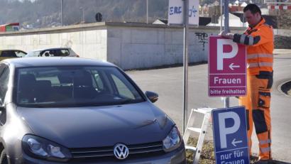 Bild: Tina Steimle/dpa
In Eichstätt hängen neue Schilder für Frauenparkplätze - in knalligem Pink.