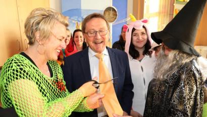 Bild: njn
Widerstandslos ließ sich Bürgermeister Hans Donko von der stellvertretenden BBZ-Schulleiterin Claudia Wolf (links) die Krawatte abschneiden.