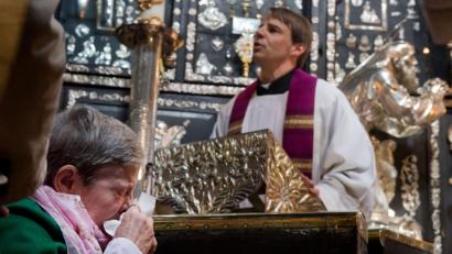 Bild: Peter Kneffel/dpa
Der künftige Bischof von Passau, der Salesianer-Pater Stefan Oster, spricht am 10.04.2014 in der Gnadenkapelle im Wallfahrtsort Altötting (Bayern). Im Vordergrund weint seine Mutter Maria Magdalena.