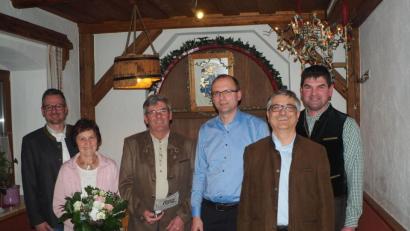 Bild: gz
Der Vorstandvorsitzende Markus Stahl, Regionaldirektor Franz Penker vom Genossenschaftsverband, Werner Koch (v.r.) und Dr. Michael Holtschulze (li) vom Werk Lorenz Snack World aus Neunburg würdigten die Leistungen von Hans Hanauer und dankten Anne Hanauer für ihre Unterstützung.