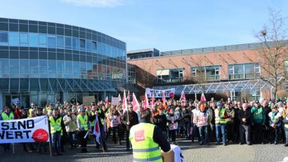 Bild: Elisabeth Weiten
Angestellte des öffentlichen Dienstes aus der ganzen Oberpfalz nehmen an Warnstreik in Regensburg teil.