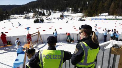 Bild: Matthias Schrader/dpa
Die österreichische Bundespolizei mischt bei der Nordischen Ski-WM auch mit.