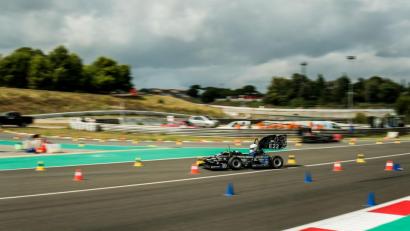 Bild: Göltl/Running Snail
Die Weltrangliste der Formula Student Electric berücksichtigt die Rennen der vergangenen drei Jahre. Die Amberger und Weidener punkteten hauptsächlich 2017 durch einen Sieg in Tschechien und einen vierten Platz am Hockenheimring. 2018 gab es dritte Plätze in Hockenheim und Spanien. Am Rennwagen für die Saison 2019 wird derzeit gearbeitet. Der neue Elektroflitzer RS19 wird im Mai enthüllt. Im August ist das erste Rennen.