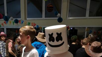 Bild: jzk
Mit seinem Kostüm als DJ Marschmellow schoss ein Mittelschüler den Vogel ab.