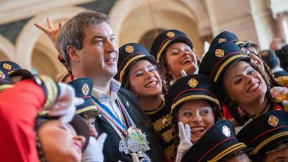 Bild: Lino Mirgeler/dpa
Ministerpräsident Markus Söder mit Gardemädchen im Kuppelsaal in der Staatskanzlei. Ministerpräsident.