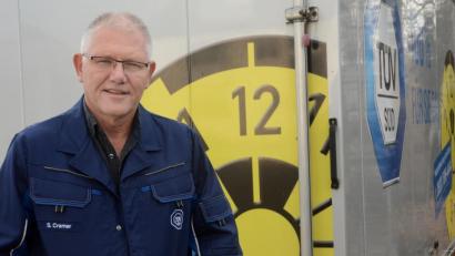 Bild: Gabi Schönberger
TÜV-Prüfer Steffen Cramer beurteilt die Zulässigkeit der Faschingswagen, damit sicher gefeiert werden kann.