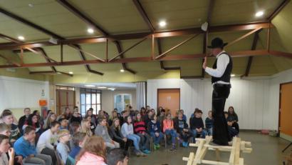 Bild: ubb
Auf der "Brücke" aus Holzbohlen demonstrierte Zimmermeister Richard Betz, was für ihn Handwerk ausmacht.