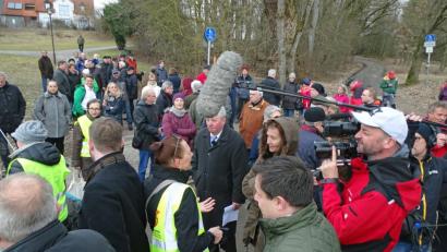 Bild: Dobmeier
Großer Andrang CSU-Ortsbegehung und Medieninteresse:
Großer Andrang am Ende des Hopfenwegs zur Begehung der geplanten Erdverkabelung, auch ein BR-Fernsehteam war vor Ort. Bild: Dobmeier
