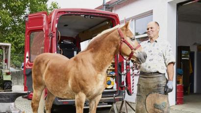 Bild: Pfizer
Heute hat Egon Lorenz wieder alles im Griff. Nach einem Zeckenbiss im Sommer 2016 war die Gesundheit des Hufschmieds schwer angeschlagen.