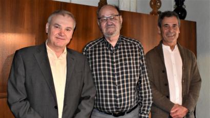 Bild: exb
Schulamtsdirektor Rudolf Kunz (rechts) und Bürgermeister Günter Kopp (links) gratulieren Siegfried Himmelstoß zum 75. Geburtstag. Der Jubilar war von 2001 bis 2007 Schulamtsdirektor.