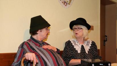 Bild: bsc
„Marie & Franz Xaver“ strapazierten die Lachmuskeln der Besucherinnen. Helga Trottmann (rechts) und Bärbel Völkl (links) bekamen beim Faschingskaffeekränzchen des Müttervereins für ihr schauspielerisches Talent viel Beifall.