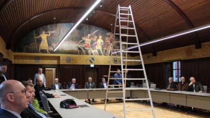 Bild: cs
Zufrieden zeigt sich der Stadtrat mit dem Ergebnis der Sanierung des Auerbacher Rathauses. Hier testet er den neu gestalteten Sitzungssaal.