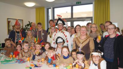 Bild: du
Rund ging es im Rathaus, als die Nachmittagsgruppe „Villa Kunterbunt“ von der Kita „Maria Königin“ mit Bürgermeister Ernst Lenk als „Indianer-Häuptling“ (Mitte, stehend), den Bediensteten der VG Schirmitz und Eltern gemeinsam einen Indianer-Fasching feierten.