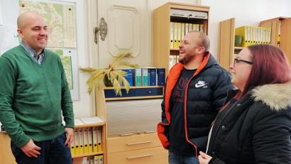 Bild: anv
Versöhnung. Gegenseitiges Verständnis. Und ein Lächeln: Busunternehmer André Linzer spricht sich mit Samuel und Nicoletta Fahrmer aus.