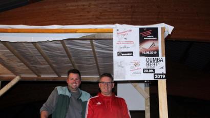 Bild: jma
Die Arbeit ist getan, nun geht es ans Feiern: Michael Hagenburger (links) und Harry Kunert testen schon einmal die Aussicht vom Umzugswagen, mit dem sich der Sportclub am Samstag am Kirchenthumbacher Faschingszug beteiligt.
