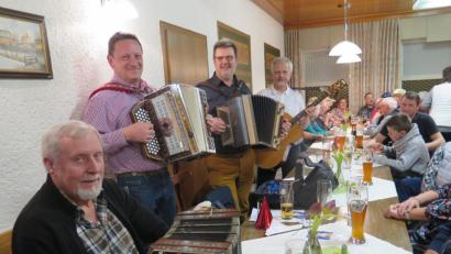 Bild: jzk
Ganz spontan bildeten Ludwig (Luk) Dötsch, Alois Lindner, Erwin Hornauer und Helmut Reichl (von links) ein Volkmusik-Quartett.