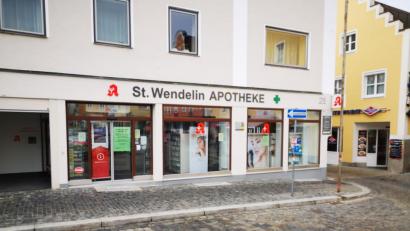 Bild: Thomas Dobler
Vor drei Jahren wurde die St.Wendelin-Apotheke am Marktplatz eröffnet– nun musste sie zumachen. Die Gründe sind vielfältig und haben mit dem Umsatz und dem Personal zu tun. Ob sie wieder einmal aufmacht, steht derzeit noch in den Sternen. Der Apotheker spricht von „vorübergehender Schließung“.