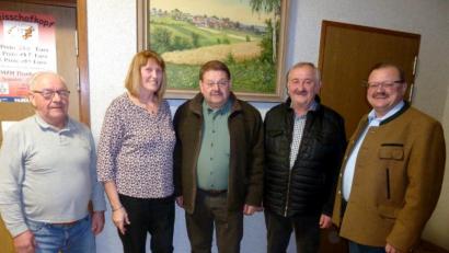 Bild: bir
Bernhard Schön und sein Sohn sind die neuen Pächter der Jagd um Thanhausen. Im Bild (von links): 2. Vorstand Josef Bäuml, Jagdvorsteherin Martha Jung, Bernhard Schön senior, Kreisjagdberater Gregor Ziegler und Bürgermeister Alfred Stier.