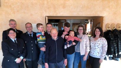 Bild: ror
Die Muglhofer Wehr mit ihrer Vorsitzenden Sieglinde Fleischmann (links) und Kommandant Martin Graf (vorne daneben) gratulierten ihrem langjährigen Mitglied Josef Balk (Bildmitte) aus Matzlesrieth zu seinem 80. Geburtstag.