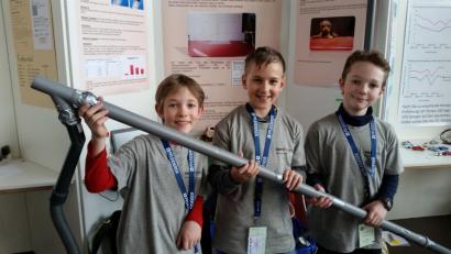 Bild: lg
Sie waren die Messe-Lieblinge: Bastian Roßmann, Tim Reisnecker und Laurin Roßmann (von links) warfen mit ihrer Staubsaugerkonstruktion die Bälle bis zu 20 Meter weit. Unterdruck im Rohr macht es möglich.