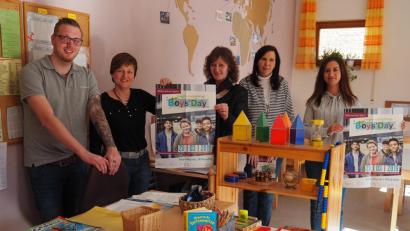 Bild: Bühner
Andreas Haberkorn (Erster von links) arbeitet als Erzieher im Kinderhort St. Anton in Weiden. Damit auch andere Jungs für diesen Beruf gewonnen werden, werben (von links) Kinderhort-Leiterin Gabriele Ertl und Karin Hartung, Monika Langner und Christina Schönberger vom Bündnis für Familie