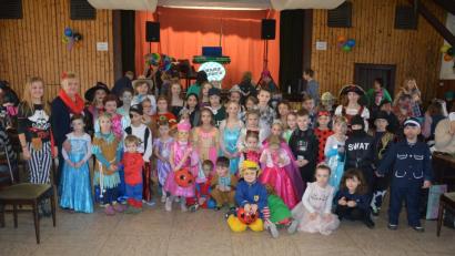 Bild: jr
Eine Vielzahl an herrlichen Masken und Kostümen war beim traditionellen Konnersreuther Familienfasching am Sonntagnachmittag im Schiml-Saal zu bewundern. Unser Bild zeigt den Großteil der kostümierten Kinder, mit KAB-Vorsitzende Elisabeth Kien (2. von links).