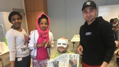 Bild: exb
Die Schüler lernten sich bei der Maskenanfertigung näher kennen.