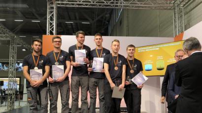 Bild: do
Bei den Worldskills Germany in der Berufsgruppe des deutschen Mechatronik-Nachwuchses auf Platz drei zu landen, werteten die Rogers-Verantwortlichen als tollen Erfolg. Unser Bild zeigt die Siegerehrung mit dem Rogers-Buben auf dem Siegertreppchen.