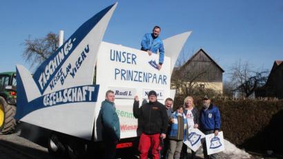 Bild: wro
Im Mittelpunkt des Rosenmontagsumzugs steht der Prunkwagen, den die Faschingsgesellschaft Weiß-Blau bereits fertig- und vorgestellt hat. Auf dem Bild (oben am Wagen) Präsident Harald Gleißner, davor (von links) Roland Dürnhofer, Bernhard Gleißner jun., Bernhard Gleißner sen., Petra Gleißner, Nadine Kneißl und Otto Geyer.