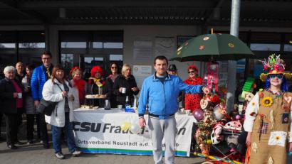 Bild: krb
Die Frauen-Union verteilt am Weiberfasching in Neustadt Kaffee, Krapfen und Sekt.