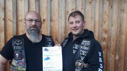 Bild: exb
Zwei Ursprung-Biker, eine Idee: Michael Münch und Florian Hösl (von links) sorgen am Samstag für Ersatz für den SPD-Kinderfasching, den der Ortsverein jahrelang ausgerichtet hat. Sie stellen selbst eine Fete für die kleinen Narren in der Gemeinde auf die Beine.