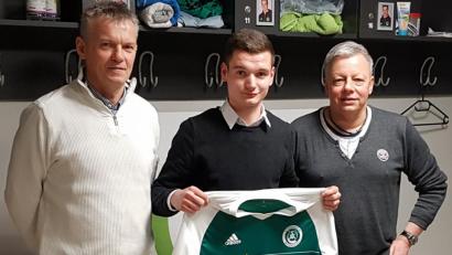 Bild: exb
Sportlicher Leiter Rainer Fachtan (links) und Mitterteichs Vorsitzender Roland Eckert (rechts) freuen sich über den Wechsel von Florian Reich zum SVM.