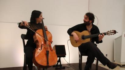 Bild: cog
Cellistin Iris Azquinezer und Gitarrist Rainer Seiferth verzaubern das Publikum mit sefardischen Liedern.