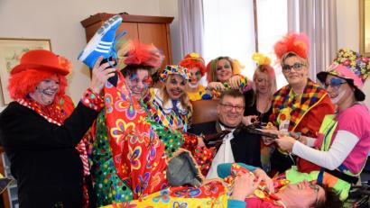 Bild: bö
Ein paar Schnapper mit der Schere und dann war auch schon das Bürgermeisterkrawattl von Peter Braun zurechtgestutzt. Und dafür gab's noch reichlich Belohnung mit Krapfen, Butterbrezen uns Sekt zur Feier des Tages am Unsinnigen Donnerstag.