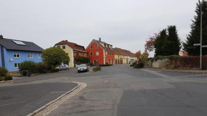 Bild: e
Der Stadtrat gibt einer optisch ansprechenden Umgestaltung des Bischof-Rosner-Platzes beim Vitusheim Vorrang vor einer Variante, bei der der Verkehr im Vordergrund steht.