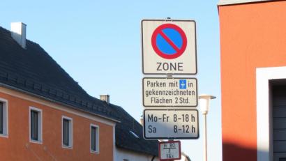 Bild: kö
Nach der derzeitigen Beschilderung ist das Parken mit Parkscheibe nur während der genannten Zeiten für zwei Stunden erlaubt. Außerhalb dieser Zeiten darf nicht geparkt werden. Deshalb wird die Beschilderung so geändert, dass auch außerhalb der genannten Zeiten in den markierten Flächen geparkt werden darf.