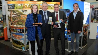 Bild: Christine Hollederer
Verstärkung für Landrat Richard Reisinger sowie seine Touristiker Hubert Zaremba (1.v.re.)
und Regina Wolfohr (1.v.li.). Der Amberger Oberbürgermeister Michael Cerny (2.v.re.)
machte mit den Landkreisvertretern gemeinsam Werbung für Urlaub und Ausflüge ins
Amberg-Sulzbacher Land.