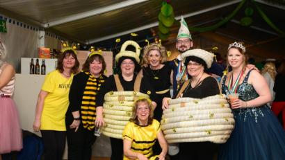 Bild: bey
Das Hammerleser Prinzenpaar Michael VI. und Theresa I. zeigt sich mit toll kostümierten Besucherinnen.