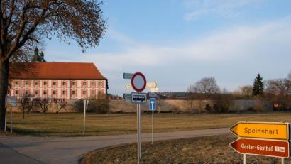 Bild: do
Das von ihr erworbene Wiesengelände vor dem Kloster möchte die Kommune mit Unterstützung des Obst- und Gartenbauvereins in ein blühendes Areal umgestalten. Damit soll das Klosterdorf Beispielgemeinde für das Erfüllen der Forderungen aus dem Volksbegehren "Rettet die Bienen" werden.