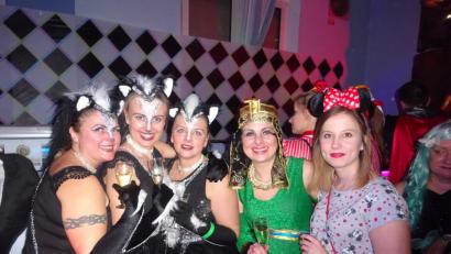 Bild: wrm
Die Dachs-Damen tummelten sich mit Minnie-Mouse und Cleopatra vor der Bar.