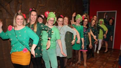 Bild: adj
Hoch her ging es beim Weiberfasching in d`Wirtschaft. Viele tolle Masken bevölkerten die Säle.