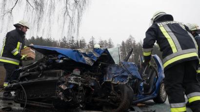 Bild: tr
Zwischen Beierfeld und Bärnau fuhr ein 19-jähriger Golffahrer gegen einen Baum. Er verletzte sich schwer. Das Auto hat einen Totalschaden.
