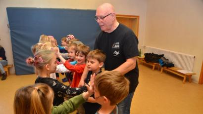 Bild: dob
Klaus Inderst leitet die Mädchen und Buben der Kindertagesstätte Don Bosco beim Selbstbehauptungskurs professionell an.