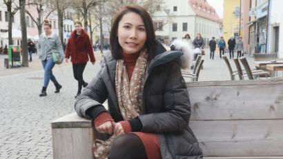 Bild: Gabi Schönberger
Li Qin Lim ist die einzige Staatsbürgerin aus Singapur mit Wohnsitz in Weiden. Sie findet die Kleinstadt gemütlich und den Sternenhimmel hier beeindruckend. "In Singapur ist viel mehr Lichtverschmutzung. Da sieht man die Sterne nicht so gut."