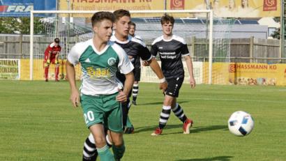 Bild: gb
David Dobras (vorne/Szene aus einem anderen Spiel) sorgte am Freitagabend mit seinem Tor kurz vor der Pause für den 2:1-Sieg in Feucht. Mit diesem Erfolg der Stiftländer war gar nicht zu rechnen.