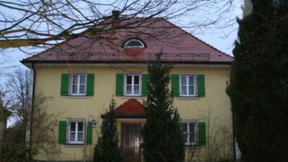 Bild: fpoz
Die Kirchenverwaltung hat es zum Verkauf angeboten: das ehemalige und leer stehende Pfarrhaus in Poppenreuth.